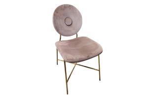 Różowe tapicerowane krzesło na złotych nogach RUOTE ROSA