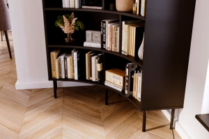 Nowoczesny narożny regał na książki Skandica HORN z czarnymi nogami / czarny / szer. 100 cm