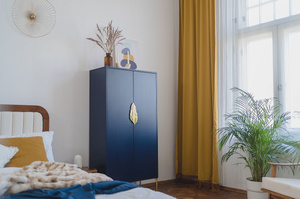 Wysoka granatowa komoda ze złotymi dodatkami Skandica MERLIN / szer. 80 cm