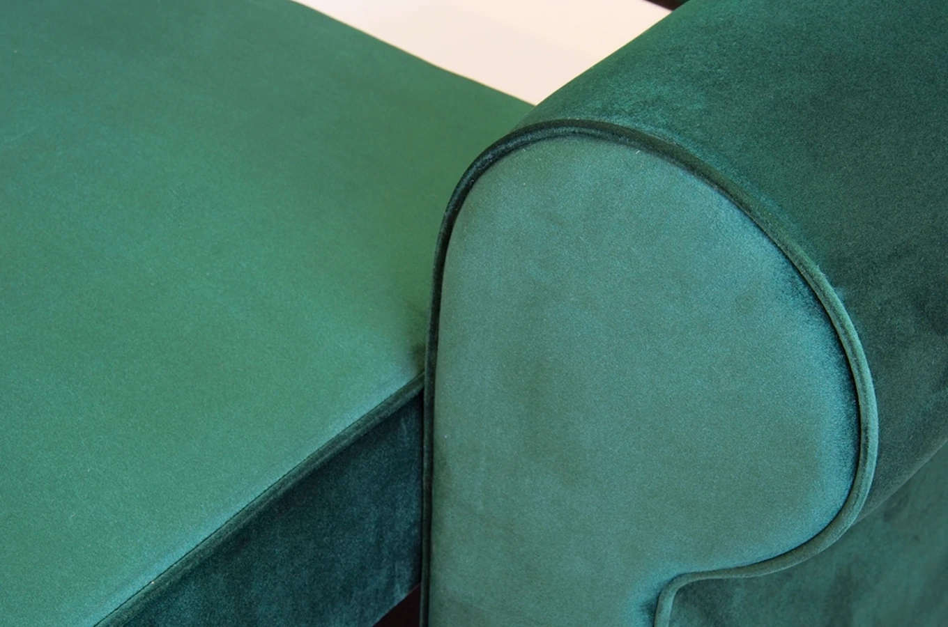 Elegancka sofa ROSIE z funkcją spania i pojemnikiem na pościel / szerokość 250 cm