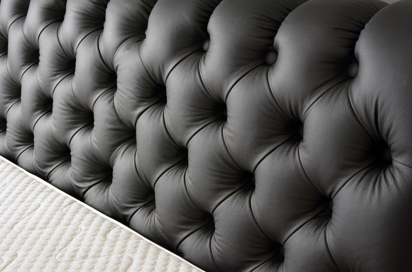 Stylowe łóżko tapicerowane do sypialni MORINO z zagłówkiem w stylu Chesterfield