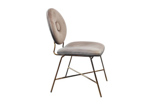 Beżowe tapicerowane krzesło na złotych nogach RUOTE MARRONE