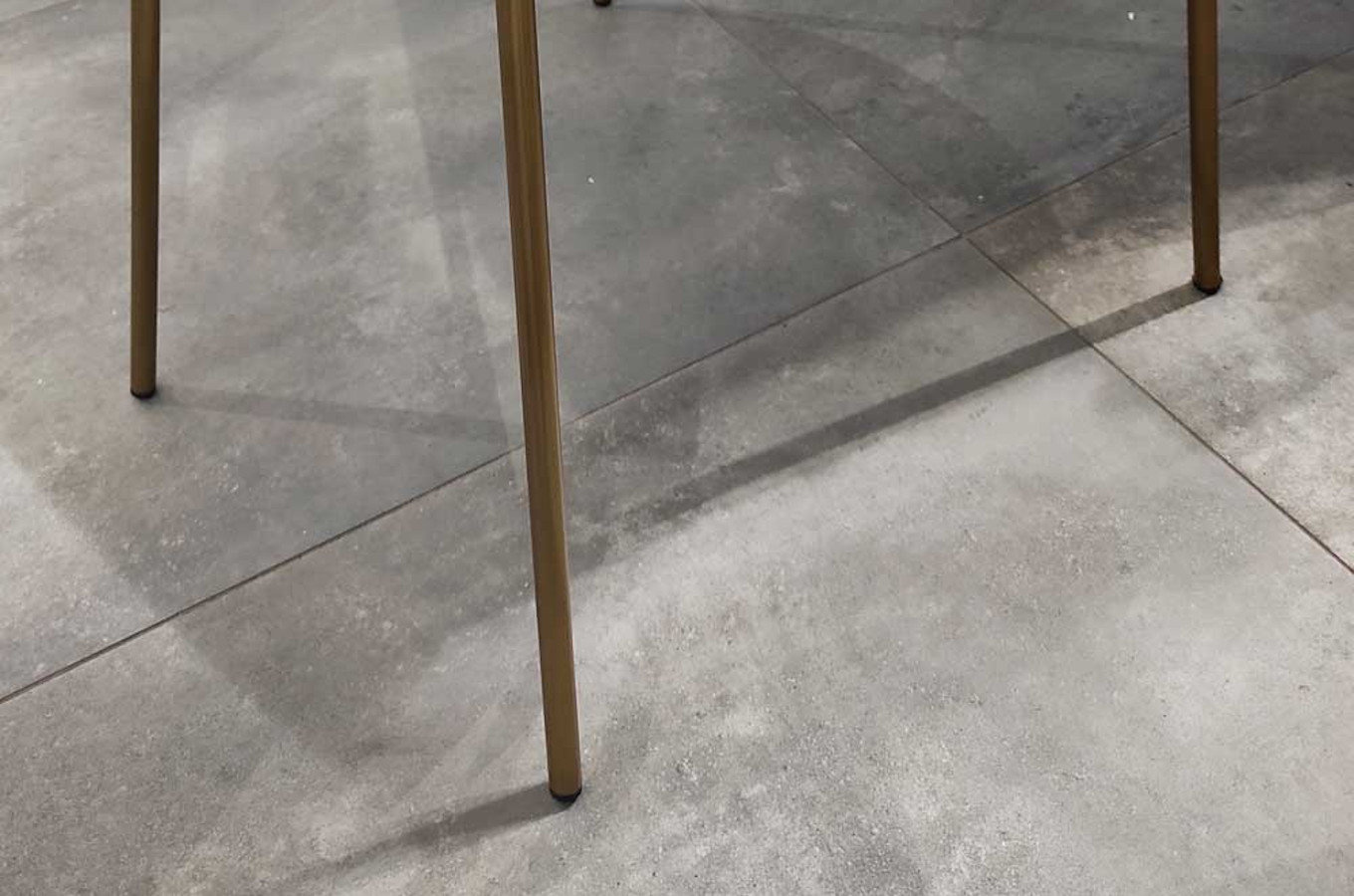 Szare tapicerowane krzesło na złotych nogach DELICATE GREY