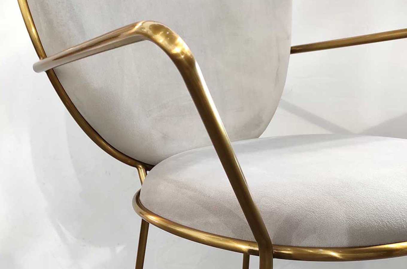 Szare tapicerowane krzesło na złotych nogach DELICATE GREY