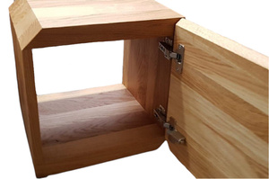 Drewniane łóżko do sypialni MUTOMBO z szafkami nocnymi