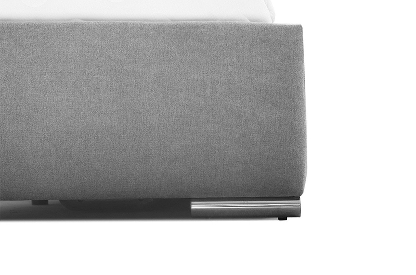 Tapicerowane łóżko do sypialni MALAR z pionowymi przeszyciami na zagłówku.