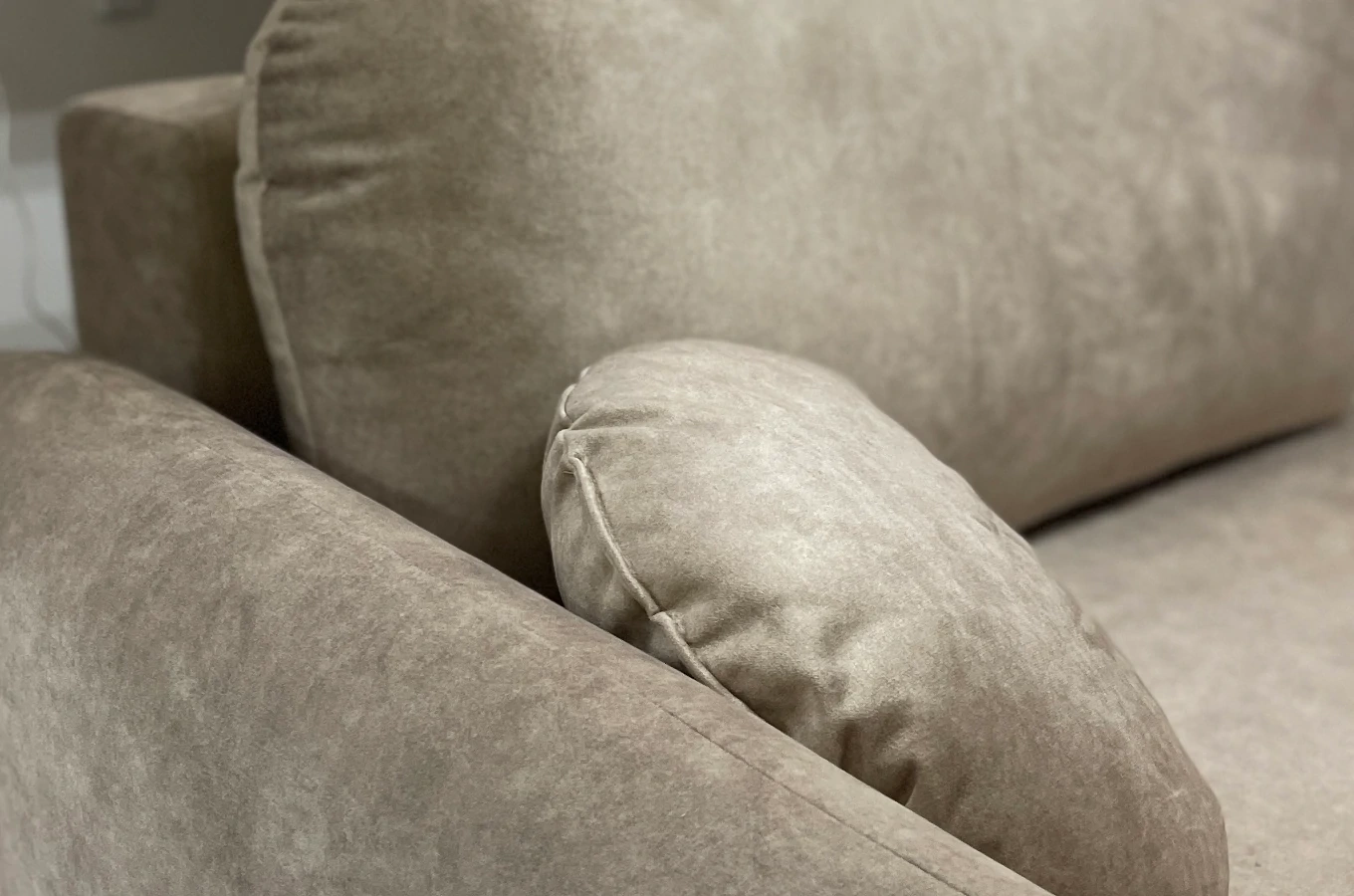 Nowoczesna sofa o obłym kształcie MOMO z funkcją spania i pojemnikiem na pościel / szerokość 222 cm