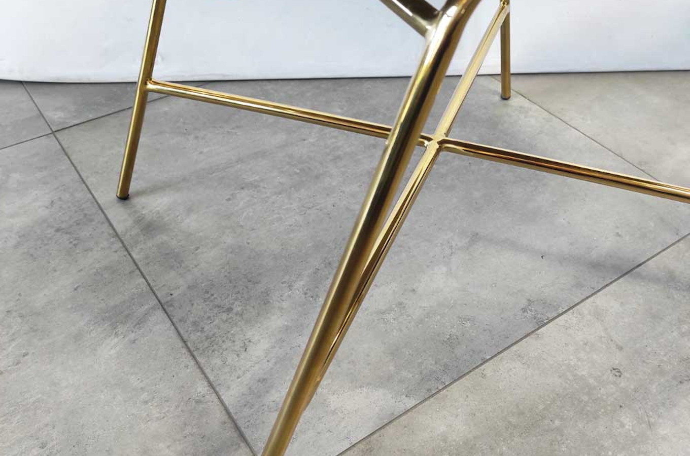 Beżowe tapicerowane krzesło na złotych nogach RUOTE MARRONE