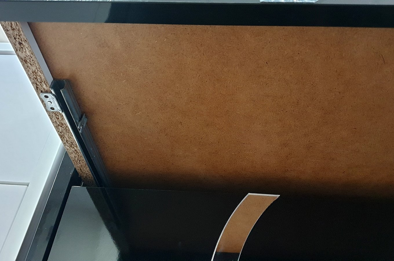 Czarna nowoczesna komoda Dancan EVA połysk / szer. 138 cm