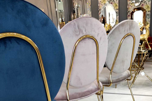 Różowe tapicerowane krzesło na złotych nogach RUOTE ROSA