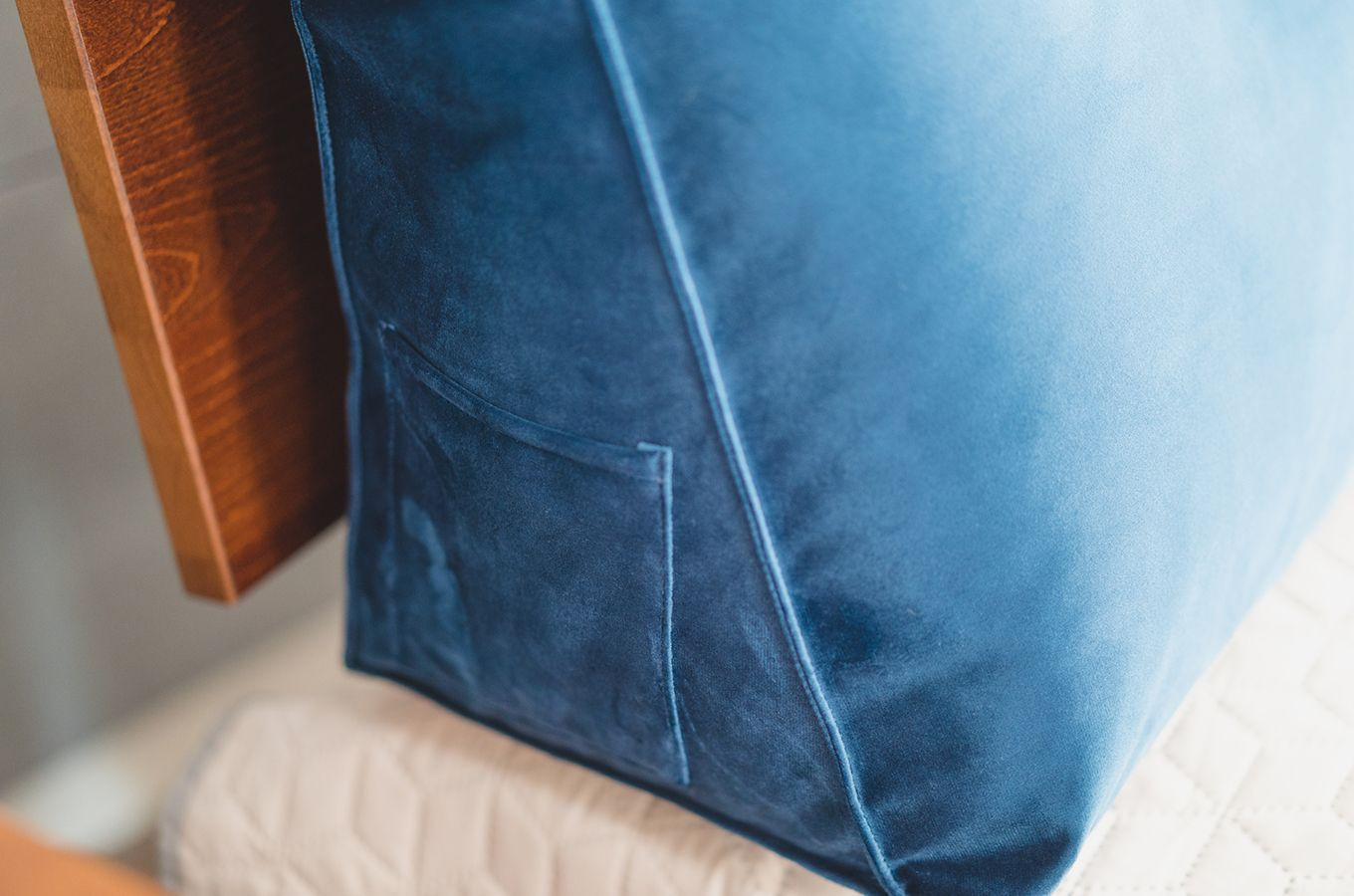 Granatowa poduszka dzienna Visby TRIANGEL na drewniany zagłówek łóżka do sypialni / tkanina French Velvet 670