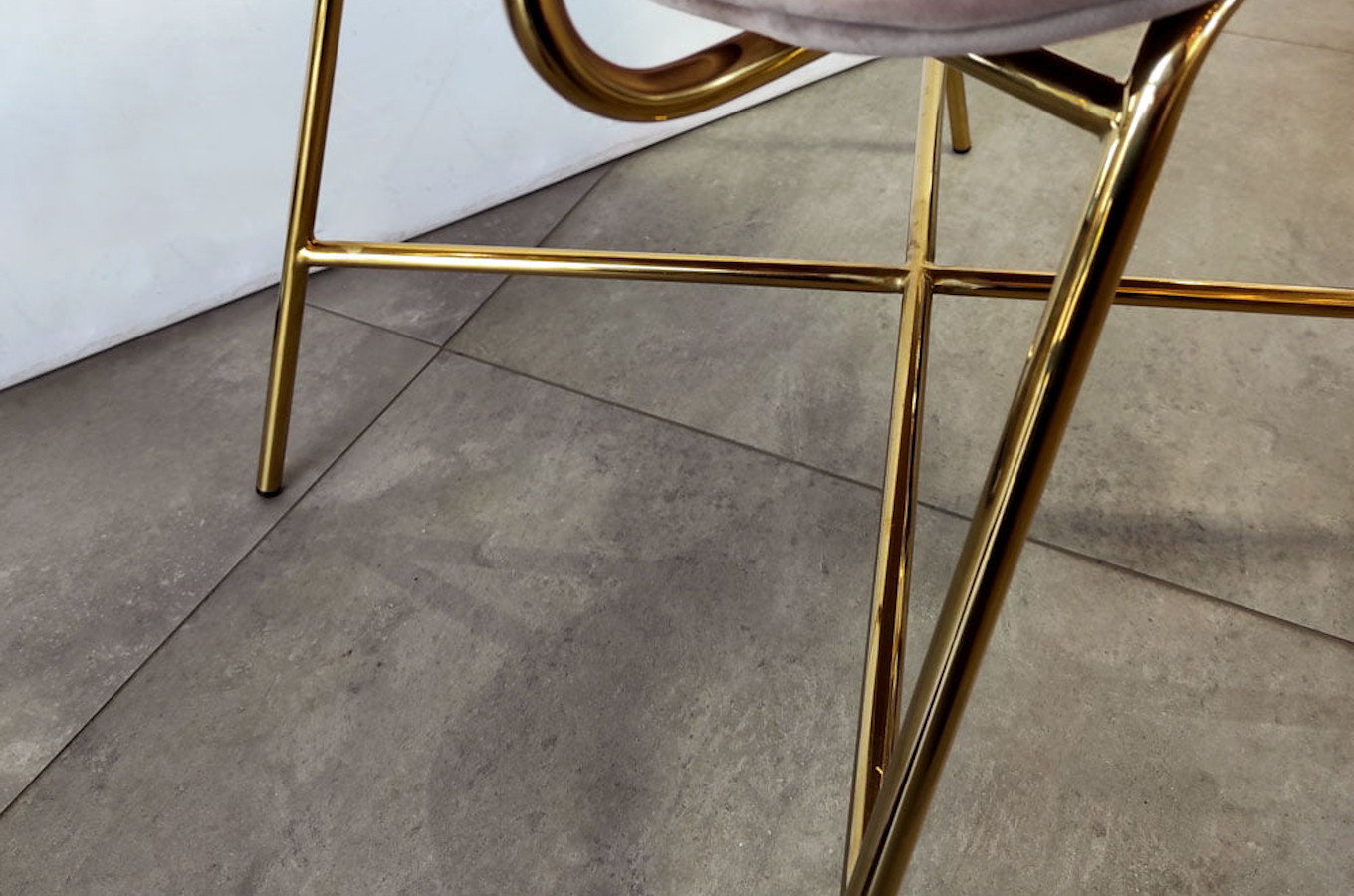 Różowe tapicerowane krzesło na złotych nogach RUOTE ROSA