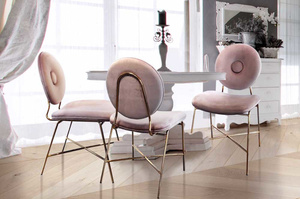 Różowe tapicerowane krzesło na złotych nogach RUOTE ROSA