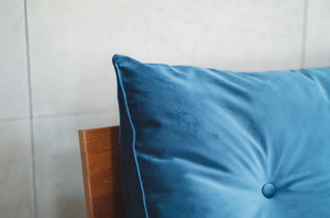 Granatowa poduszka dzienna Visby TRIANGEL 160 cm na drewniany zagłówek łóżka do sypialni / tkanina French Velvet 670