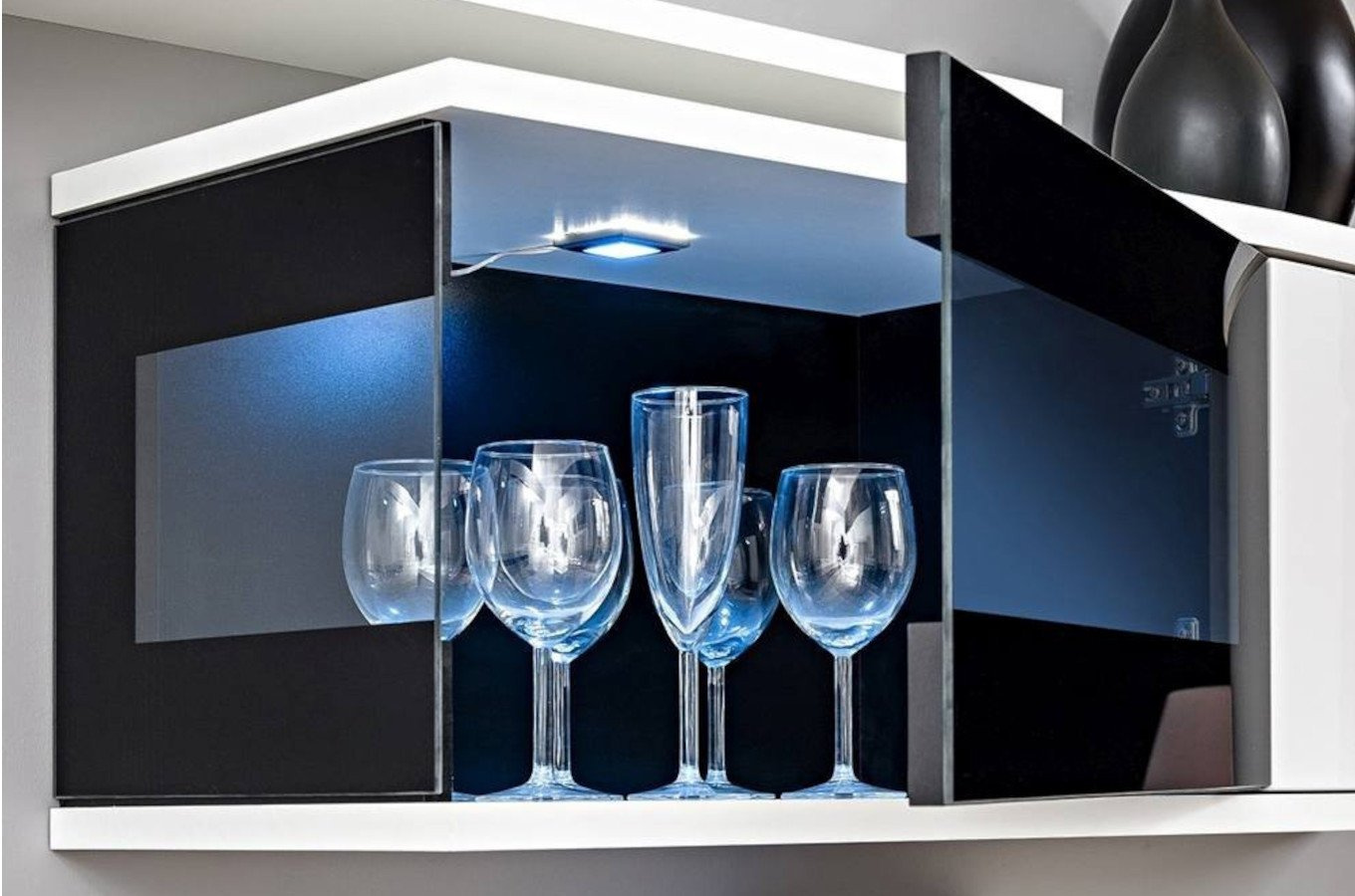 Nowoczesna meblościanka SONIC / biały + czarny / szer. 280 cm