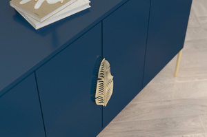 Granatowa komoda Skandica MERLIN ze złotymi dodatkami / szer. 138 cm