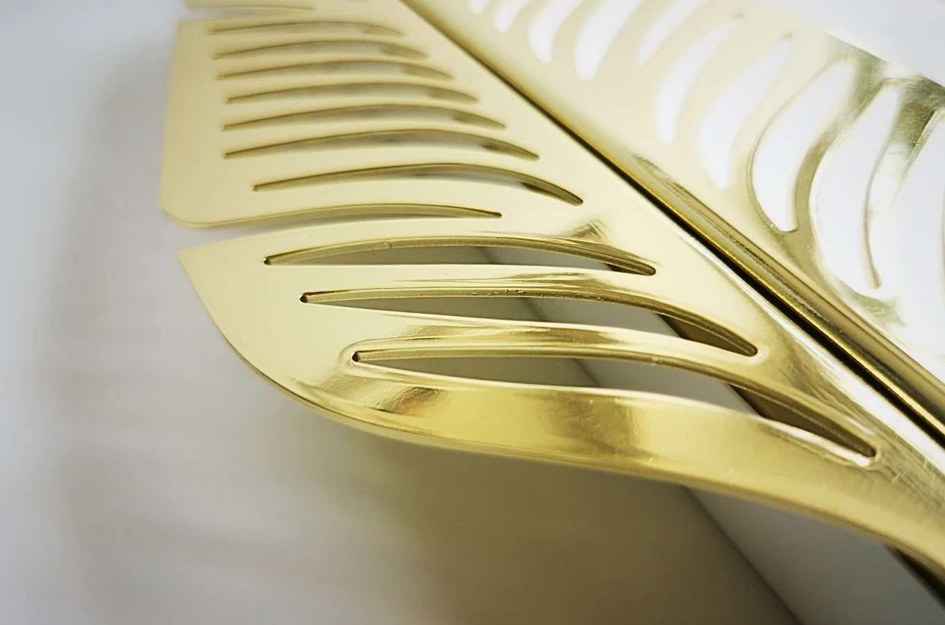 Złoty uchwyt LEAF Merlin w kształcie pióra / komplet