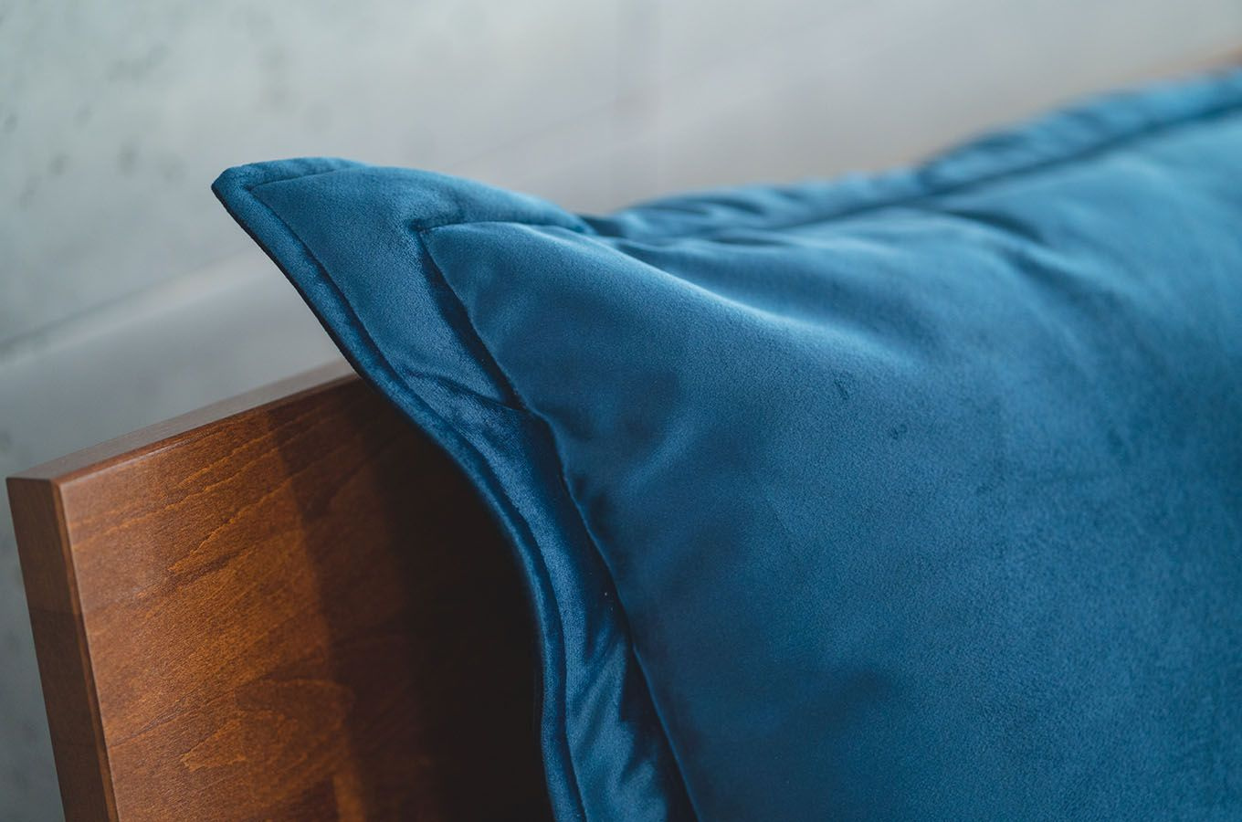 Granatowa poduszka dzienna Visby MJUKA na drewniany zagłówek łóżka do sypialni / tkanina French Velvet 670