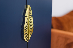 Wysoka granatowa komoda ze złotymi dodatkami Skandica MERLIN / szer. 80 cm