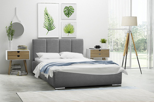 Tapicerowane łóżko do sypialni MALAR z pionowymi przeszyciami na zagłówku.