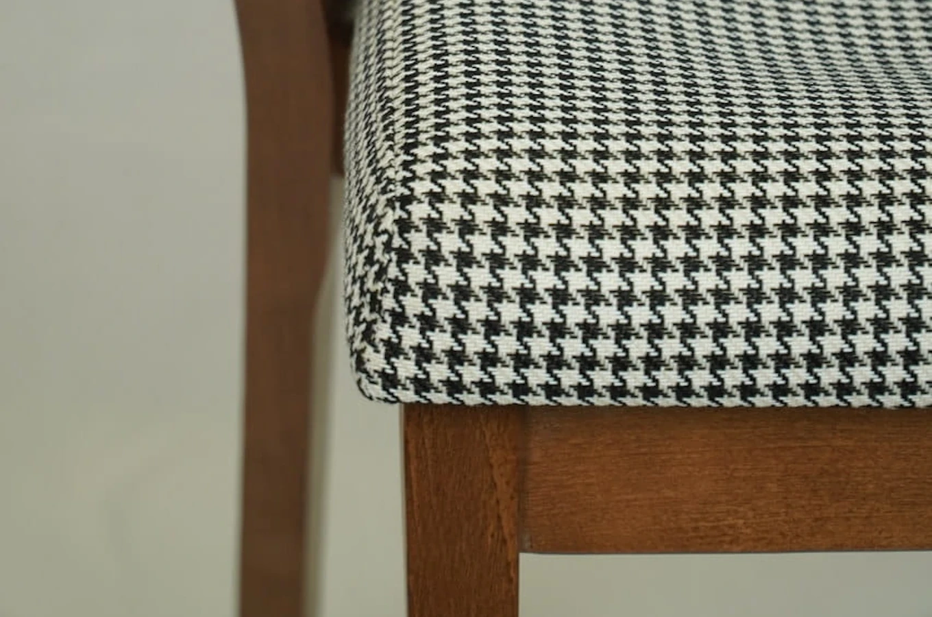 Eleganckie krzesło tapicerowane 877 w stylu retro