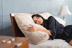 Beżowa poduszka dzienna Visby TRIANGEL na drewniany zagłówek łóżka do sypialni / tkanina Casablanca 2302