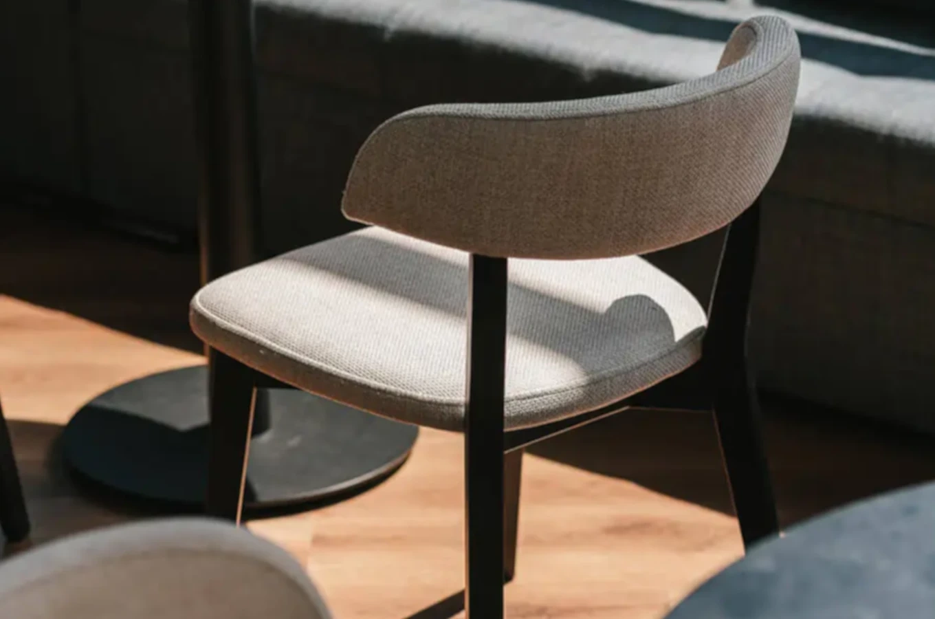 Drewniane krzesło 938 z tapicerowanym siedziskiem