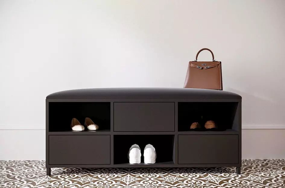 Czarna szafka na buty z siedziskiem Skandica RIVA / szer. 120 cm