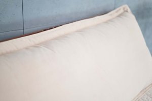 Beżowa poduszka dzienna Visby MJUKA 140 cm na drewniany zagłówek łóżka do sypialni / tkanina Casablanca 2302