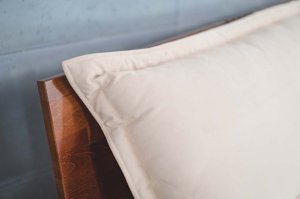 Beżowa poduszka dzienna Visby MJUKA 140 cm na drewniany zagłówek łóżka do sypialni / tkanina Casablanca 2302
