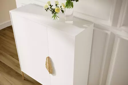 Biała komoda / szafka na buty Skandica MERLIN ze złotymi dodatkami / szer. 100 cm