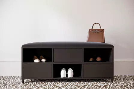Czarna szafka na buty z siedziskiem Skandica RIVA / szerokość 120 cm