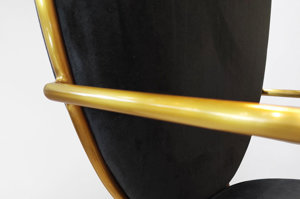 Czarne tapicerowane krzesło na złotych nogach DELICATE BLACK