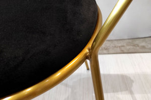 Czarne tapicerowane krzesło na złotych nogach DELICATE BLACK