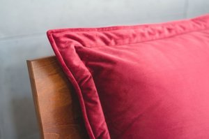 Czerwona poduszka dzienna Visby MJUKA 140 cm na drewniany zagłówek łóżka do sypialni / tkanina French Velvet 663