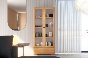 Drewniana bukowa witryna ze szklanymi drzwiami Visby SANDEMO 1S80 / kolor biały