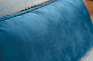 Granatowa poduszka dzienna Visby MJUKA 140 cm na drewniany zagłówek łóżka do sypialni / tkanina French Velvet 670