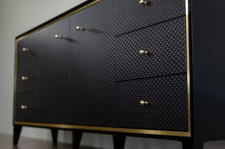 Luksusowa komoda Dancan CORNELIA 200 cm / czarny wysoki połysk + złote dodatki